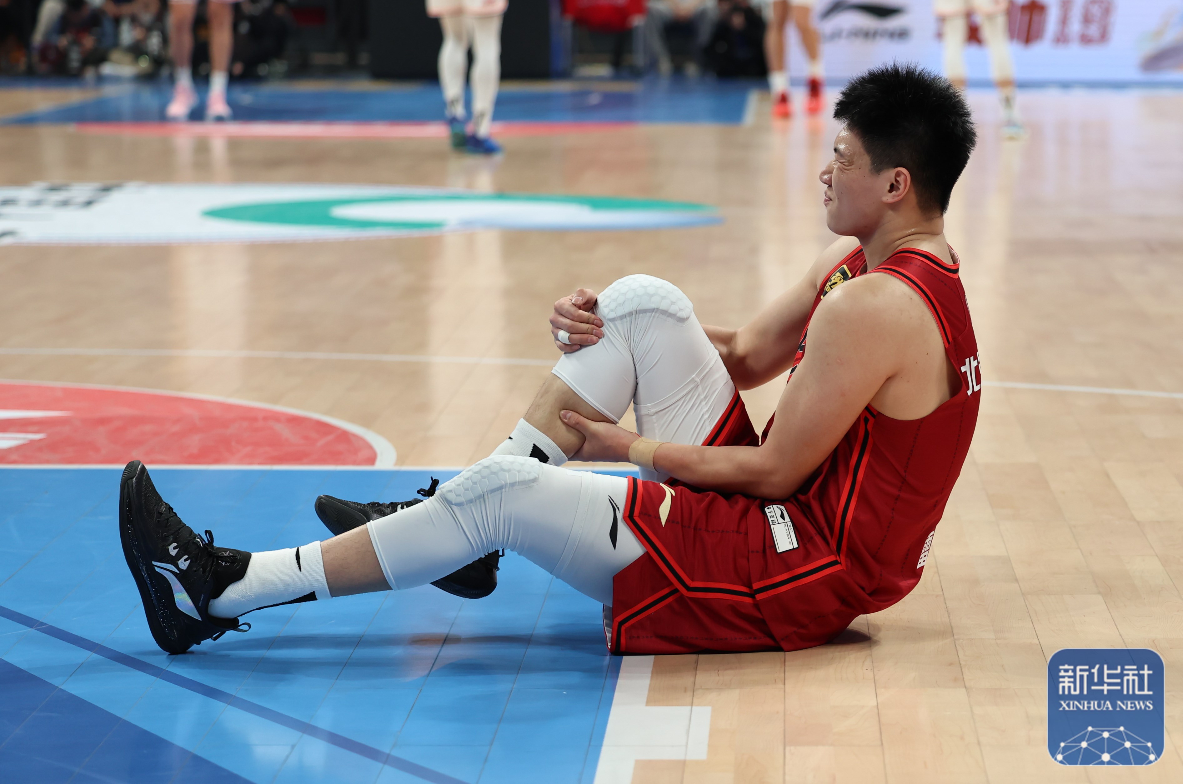 ysbSPORTS-比赛中球员们团结一心取得胜利