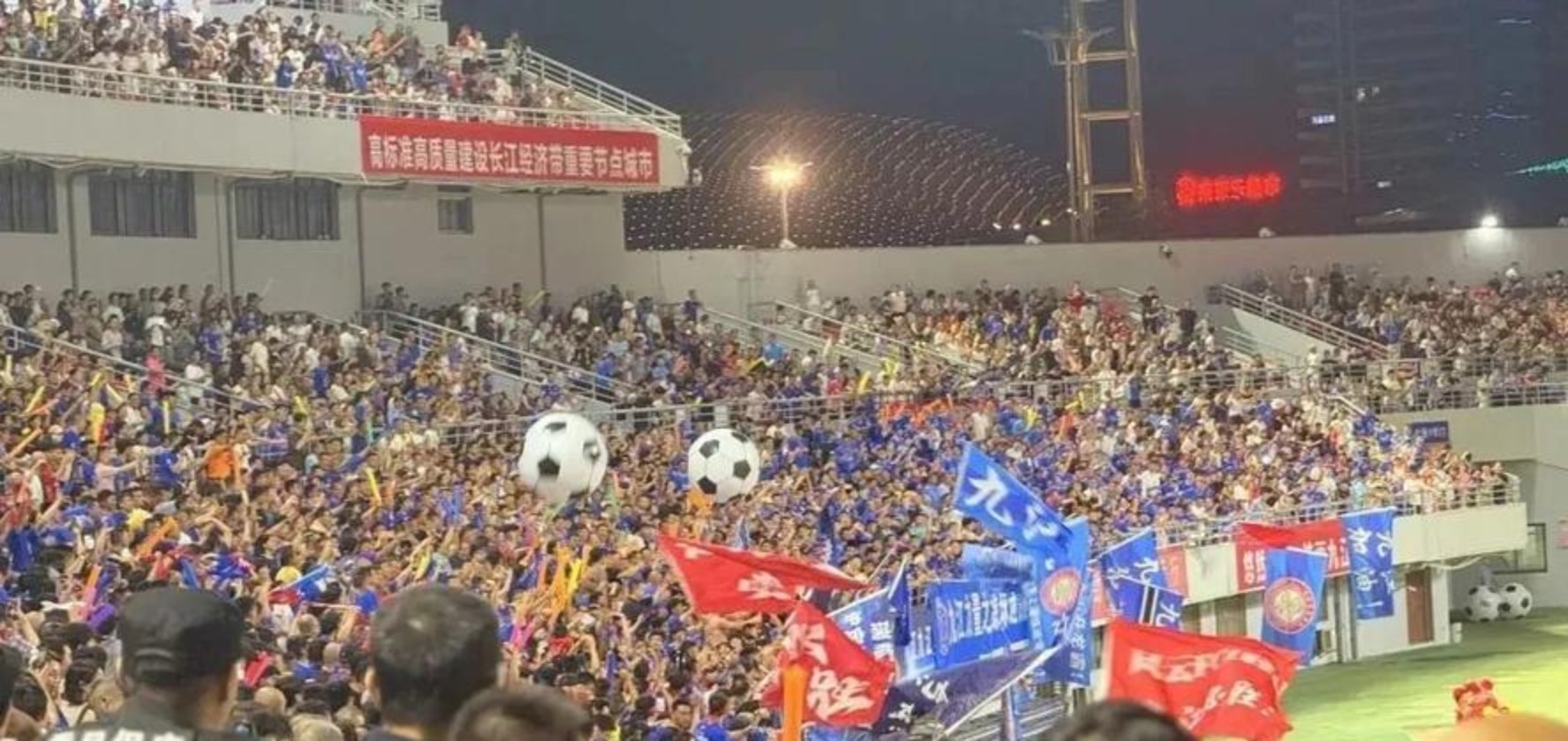 易胜博体育-足球比赛热度持续，球迷呼声高涨