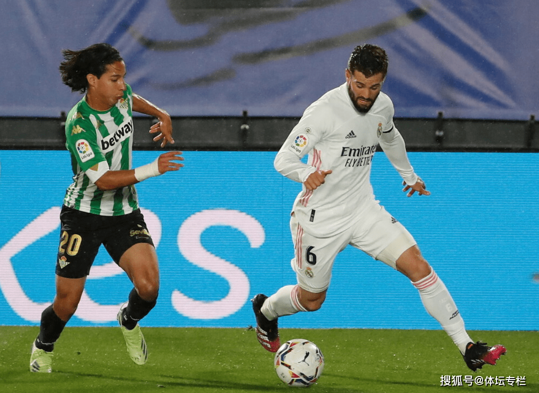 易胜博体育-短兵相接！两队势均力敌，铁笼相争力求突破