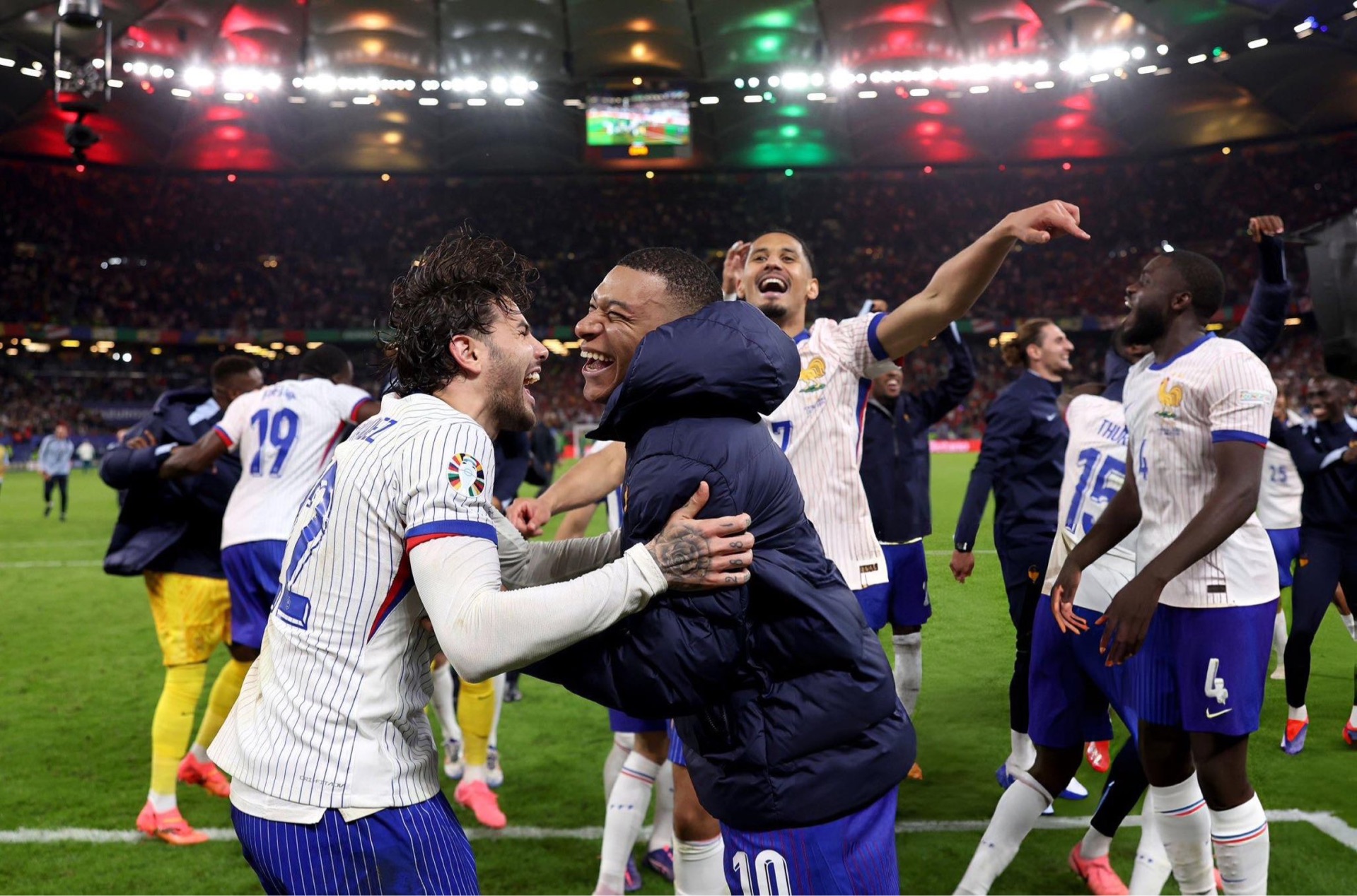 易胜博体育官方网站-欢呼声响彻整个体育场，法国队获得首场胜利