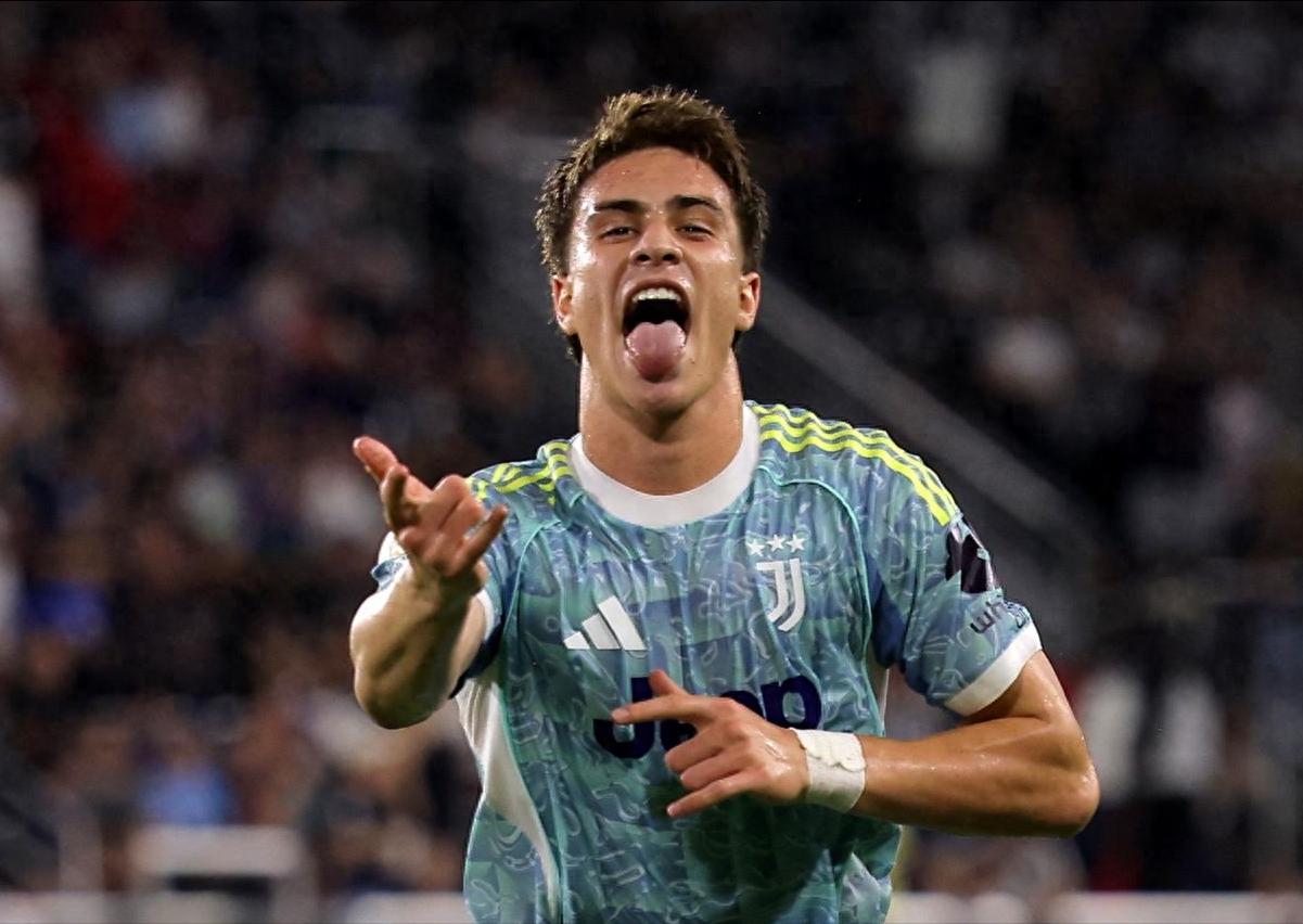 易胜博体育官方网站-狂热球迷为爱豆尤文图斯欢呼，赛后精彩瞬间视频火爆传播