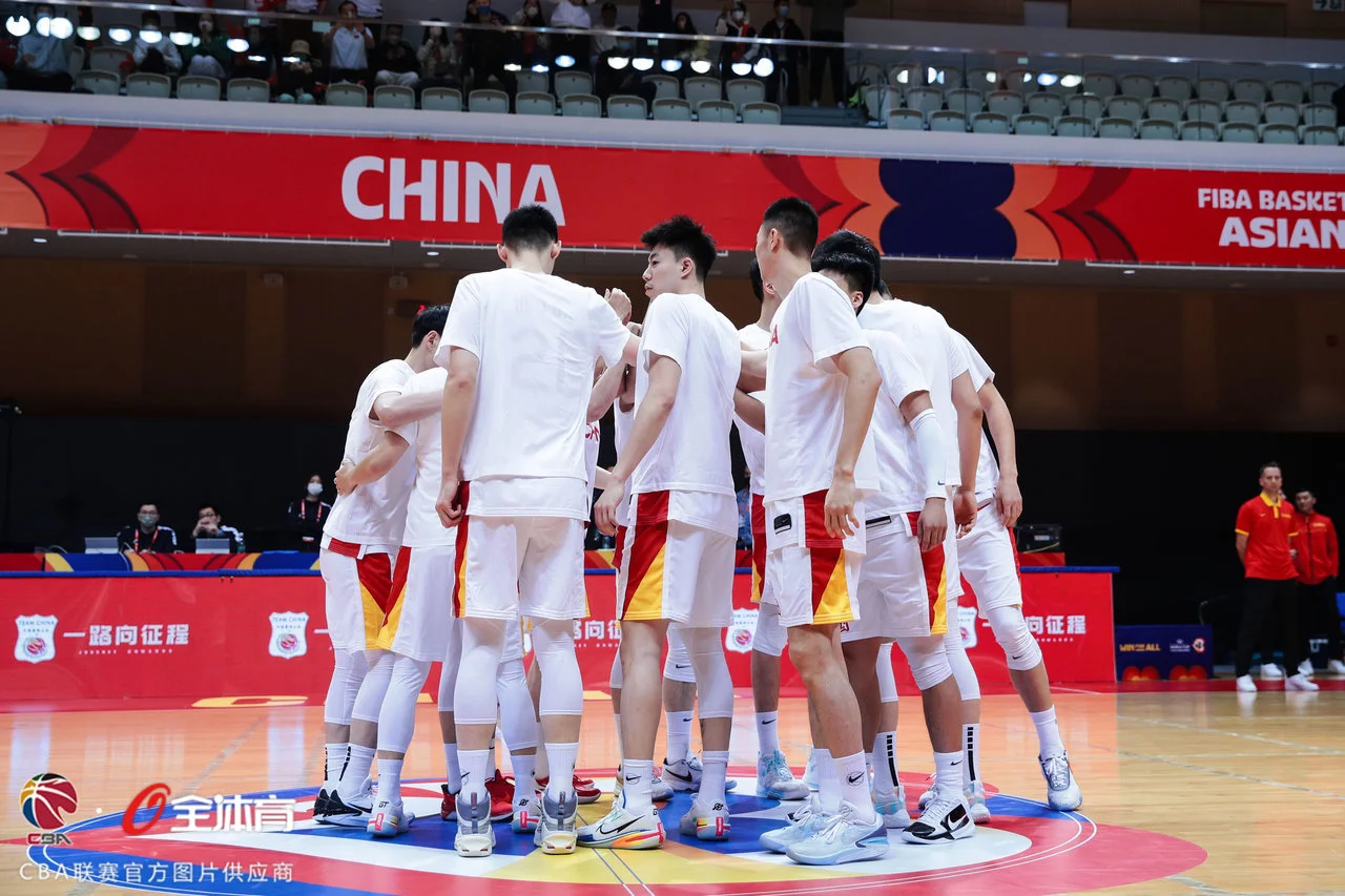 易胜博体育-男篮世界杯赛场上奋力拼搏，实力碾压对手