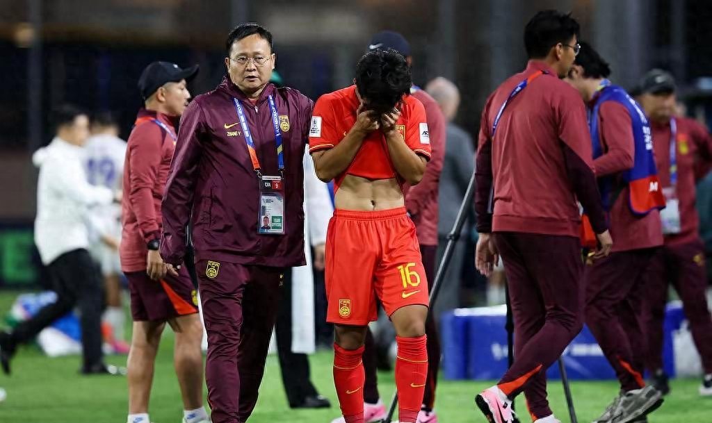 易胜博体育-运动员因伤退出比赛，遭遇狼狈