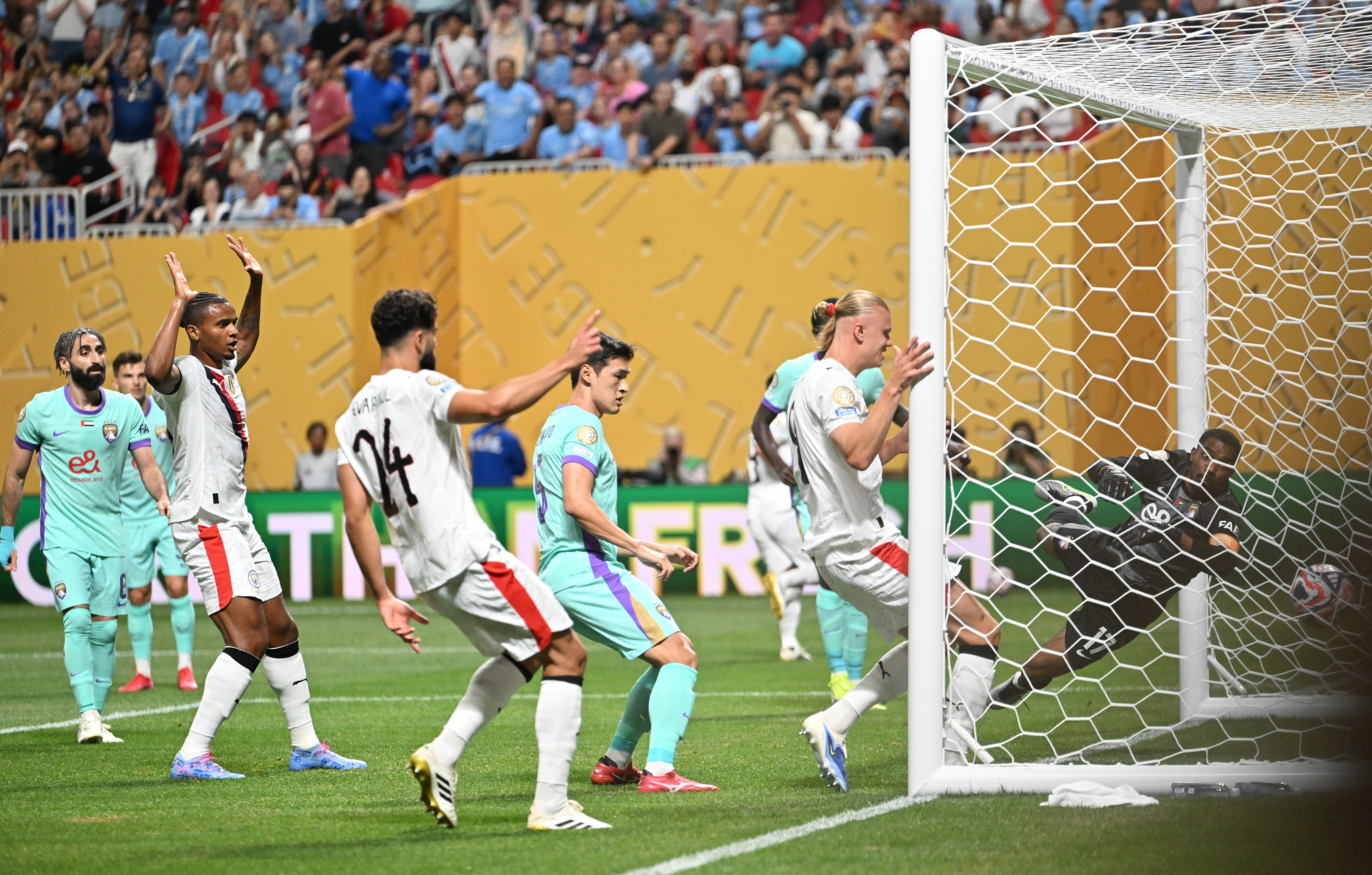 易胜博体育官方网站-职业足球赛事纷繁角逐擦出火焰