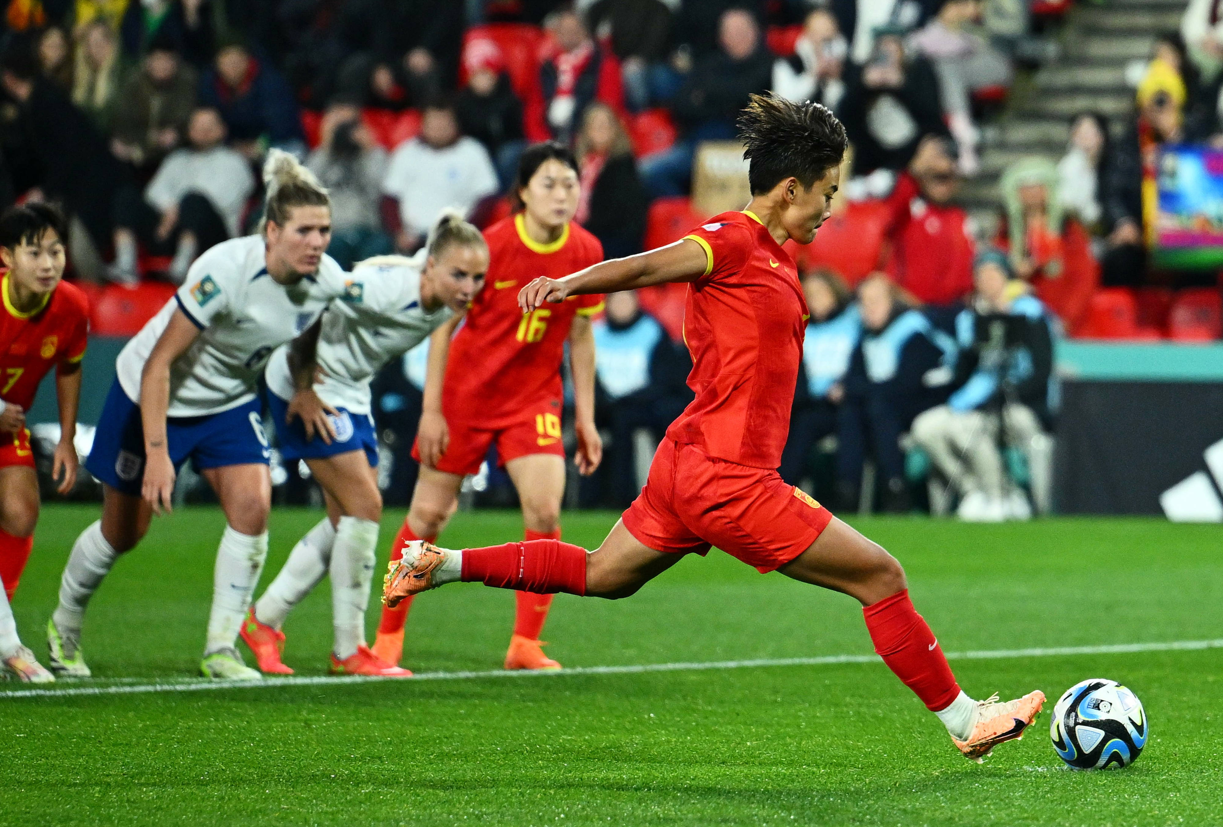 ysbSPORTS-国内女足比赛场上，攻守兼备实力突出